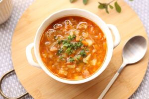 soup, vegetable soup, minestrone, minestrone style, food, lentil, beans, carrots, onion, potato, bacon, tomato soup, tomato base, parsley, soup plate, dish, soup bowl, mint, peppermint