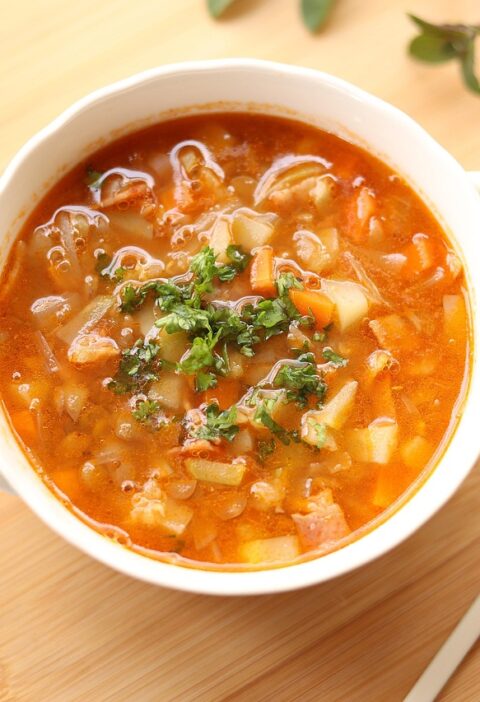 soup, vegetable soup, minestrone, minestrone style, food, lentil, beans, carrots, onion, potato, bacon, tomato soup, tomato base, parsley, soup plate, dish, soup bowl, mint, peppermint